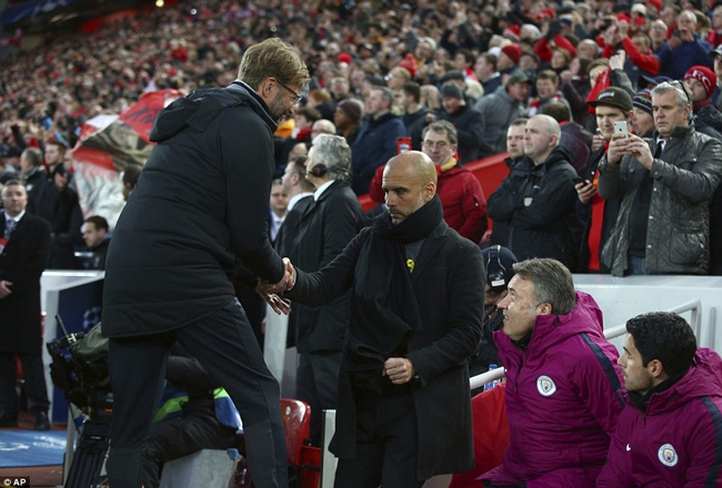 Klopp (trái) và Pep (áo đen, phải) đã thể hiện hai thái cực tình cảm khác nhau sau khi Liverpool đè bẹp Man City 3-0 tại Anfield.  	  Ảnh: AP