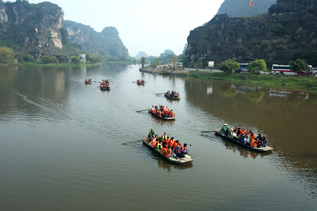 Đoàn  thuyền xuôi trên sông nước Tràng An. 