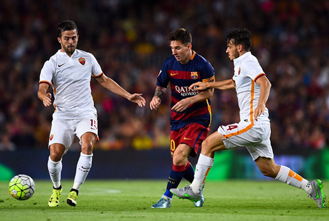 Pha tranh bóng giữa cầu thủ Barcelona và AS Roma  ở lượt đi tứ kết ngày 5-4. Ảnh: Internet