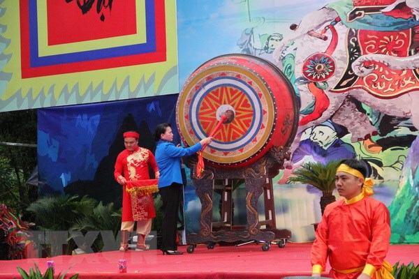 Chủ tịch Quốc hội Nguyễn Thị Kim Ngân đánh trống khai hội Lễ hội Bà Triệu năm 2018. (Ảnh: Hoa Mai/TTXVN)
