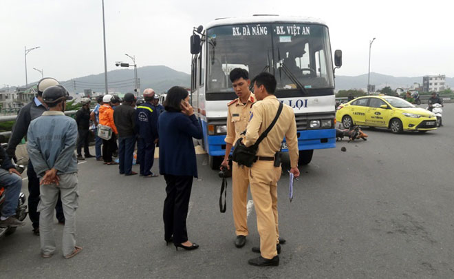 Cảnh sát giao thông có mặt tại hiện trường để điều tra nguyên nhân vụ tai nạn