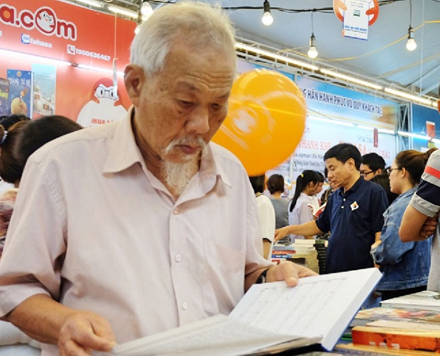 A local reader at the Hai Chau Book Festival