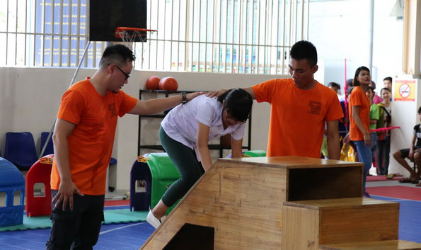 Nguyen Viet Tuan (left) help an autistic girl actively become engage din movement activities 
