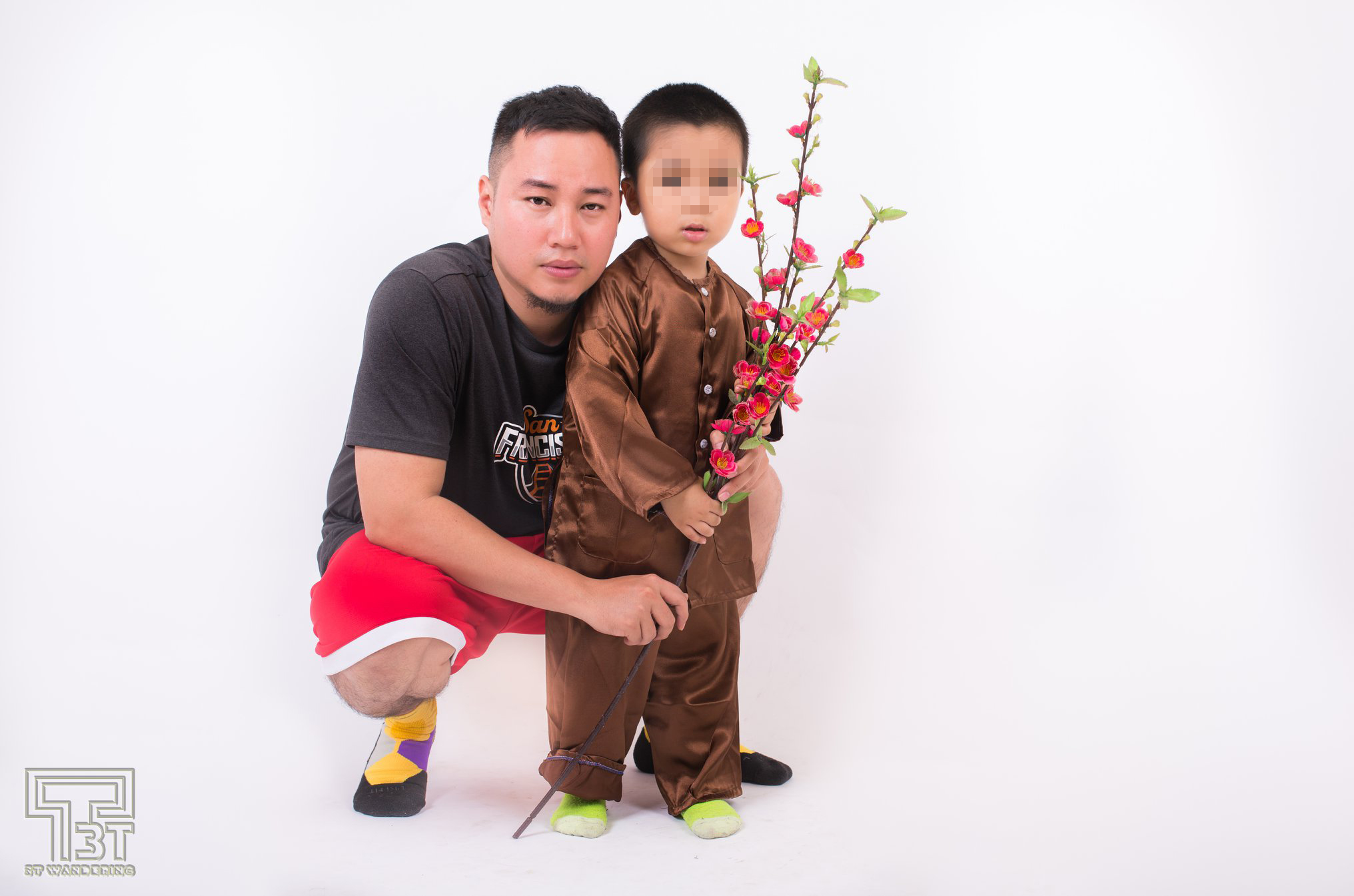 Tuan and an autistic child posing for a souvenir photo 