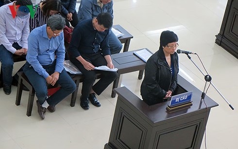 Bị cáo Châu Thị Thu Nga trình bày trước tòa.