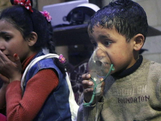 Sau vụ tấn công bằng vũ khí hóa học ở thị trấn Douma, nhiều em nhỏ phải thở bằng oxy.  Ảnh: AP