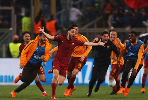 Các cầu thủ Roma đuổi theo chia vui với người hùng Manolas, hậu vệ ghi bàn thứ ba cho Roma. Ảnh: Reuters.