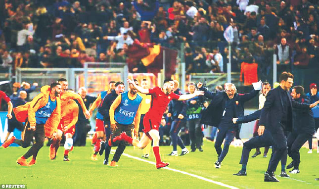 Niềm vui của toàn đội AS Roma sau khi Manolas (áo bã trầu) ghi bàn ấn định chiến thắng 3-0 cho đội chủ sân trước Barcelona. 					         Ảnh: Reuters