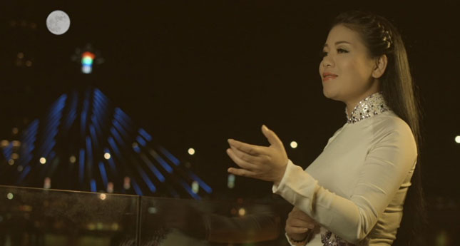 Ca sĩ Anh Thơ biểu diễn ca khúc Huyền diệu sông Hàn.