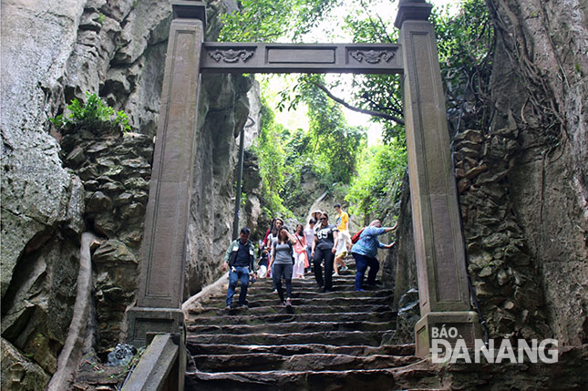 The mysterious allure of the Marble Mountains Tourist Area helps to attract thousands of visitors every day (Photo: Ngoc Ha)