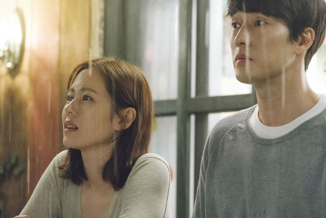 Một cảnh lãng mạn của diễn viên So Ji Sub và Son Ye Jin trong phim “Và em sẽ đến”. (Ảnh: Allkpop.com)