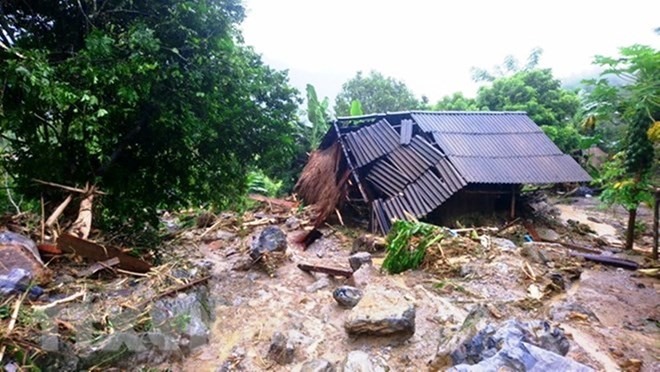 A house in the central region that was destroyed by flash flood. — VNA/VNS Photo Read more at http://vietnamnews.vn/society/426305/weather-forecast-set-to-improve-in-2018.html#Xq7IjEGJOH6sFJ1I.99