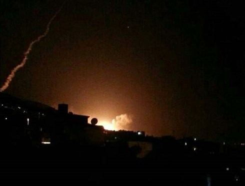 Hình ảnh đầu tiên được cho là của vụ tấn công của Mỹ, Anh, Pháp nhằm vào Syria. Ảnh: RT.