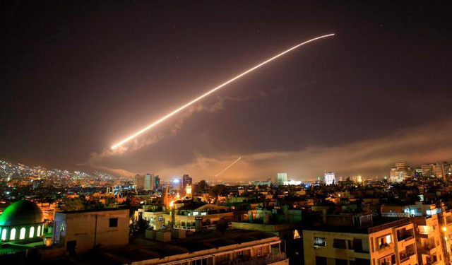 Hình ảnh được cho là tên lửa bay trên bầu trời Syria ngày 14/4 (Ảnh: AP)