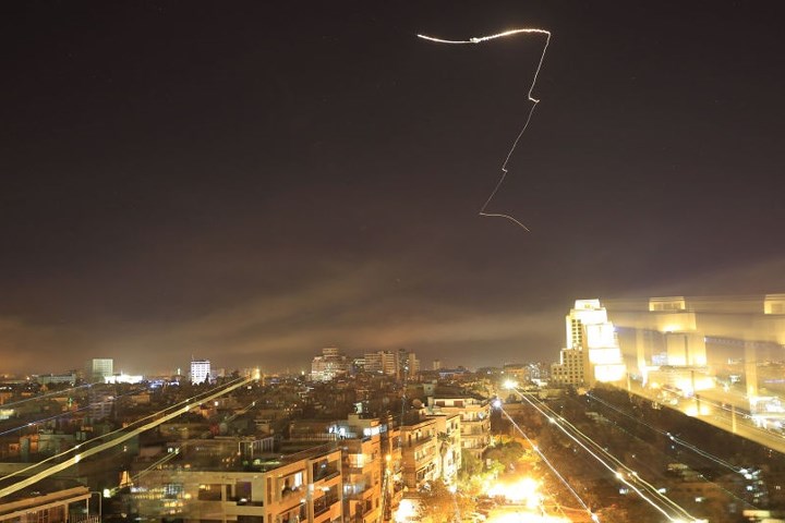 Tên lửa vạch những đường sáng dích dắc chết người trên bầu trời thủ đô Damascus của Syria. Ảnh: AP.