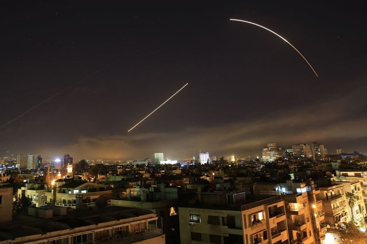 Vệt sáng của các loại tên lửa bay trên bầu trời Damascus vào rạng sáng 14/4. Liên quân Mỹ-Anh-Pháp cho biết, họ tấn công các cơ sở mà họ cáo buộc là nghiên cứu và chế tạo vũ khí hóa học. Ảnh: Hassan.