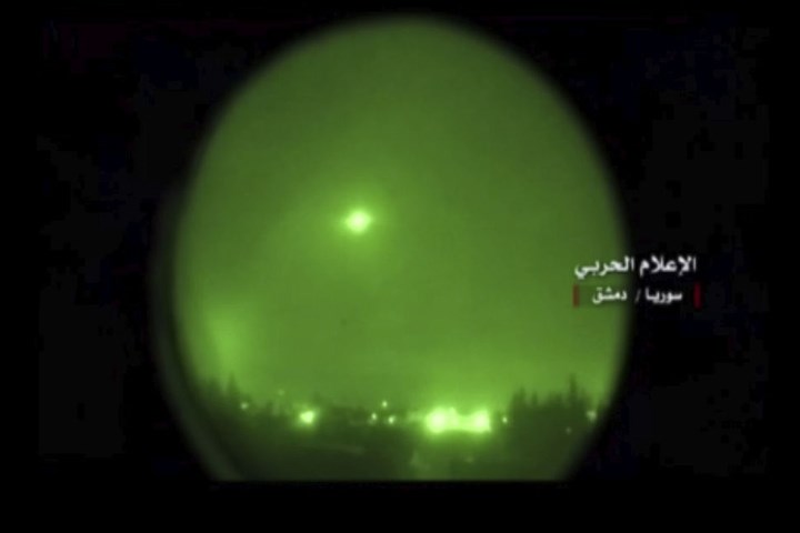 Hình ảnh sáng lòa của tên lửa phương Tây bay về Damascus, xuất hiện trong video do quân đội Syria cung cấp.