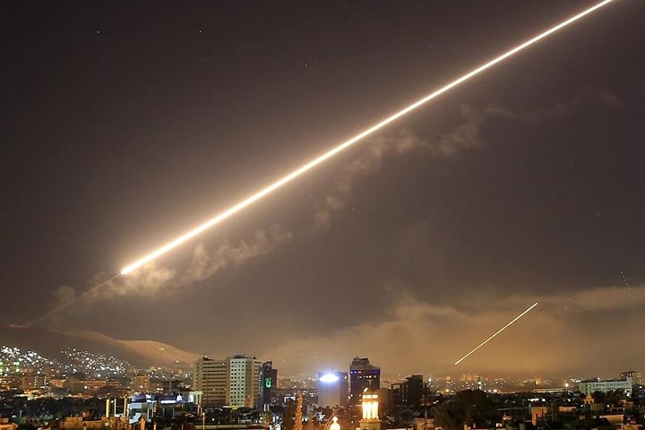 Những đường phóng thẳng tắp, sáng rực của tên lửa phòng không Syria được phóng lên để đánh chặn tên lửa Mỹ-Anh-Pháp. Ảnh: AP.