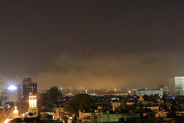 Bầu trời Damascus sáng lên vì hỏa lực phòng không Syria và lửa cháy từ các điểm bị tên lửa phương Tây đánh trúng. Ảnh: Hassan