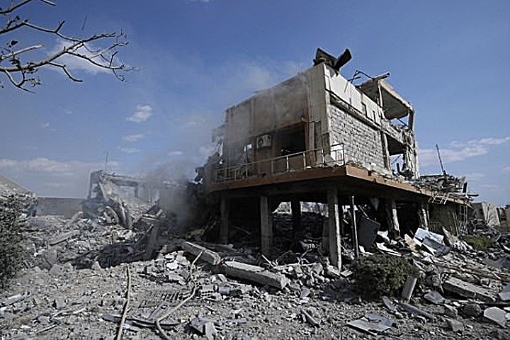 Đống đổ nát của một trung tâm nghiên cứu khoa học của Syria sau khi trúng tên lửa phương Tây hôm 14/4. Ảnh: AP.
