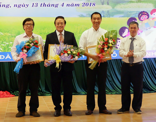 Three units and individuals receiving certificates of Merit from municipal People’s Committee Chairman Huynh Duc Tho