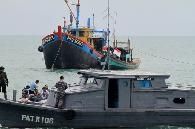 A Malaysian fishing boat that has been seized by Indonesian authorities for illegal fishing was planted with explosives in preparation for its destruction in August 2015 (Photo: AFP/File)