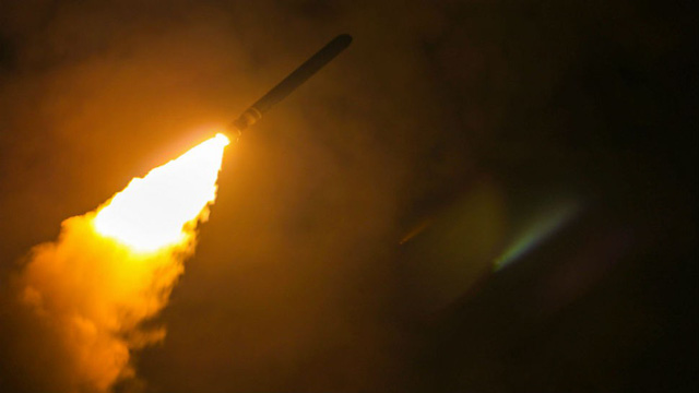 Tên lửa hành trình được phóng đi từ tàu tuần dương của Mỹ trong cuộc không kích Syria rạng sáng 14/4. (Ảnh: Reuters)