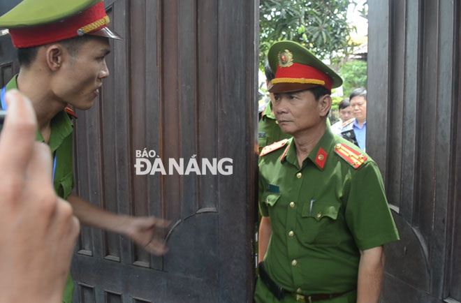 Cảnh sát Bộ Công an nhanh chóng mở cổng và lên xe sau khi hoàn thành việc khám xét nhà ông Trần Văn Minh.