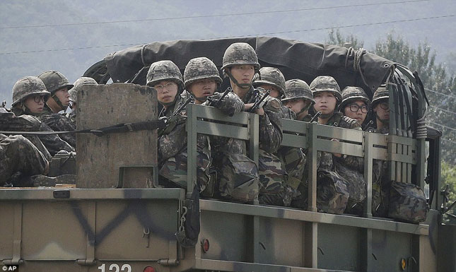 Quân đội Hàn Quốc trong một lần tuần tra qua làng Yeoncheon gần khu vực phi quân sự chia tách hai miền Triều Tiên. 	Ảnh: AP
