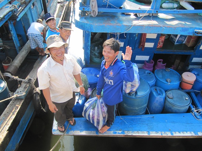 Fishermen prepare logistics for long fishing trips at Thọ Quang fishing port in Đà Nẵng. — VNS Photo Công Thành Read more at http://vietnamnews.vn/society/426444/positive-actions-adopted-to-fight-iuu.html#zgpuVXFMux3amwzh.99