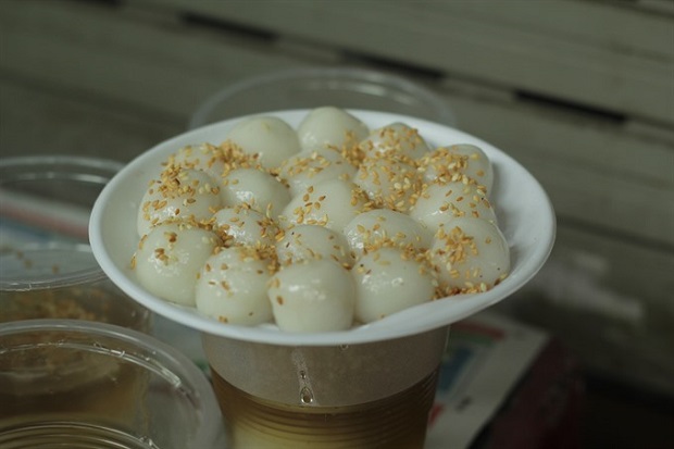 ‘Banh troi’ is in size of a grape and made of rice, with a palm sugar cube inside. (Photo: VNA/VNS)