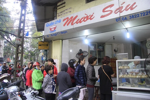  People queue at a popular food shop in Ha Noi’s Ngo Thi Nham Street to buy the cakes. (Photo: VNA/VNS)
