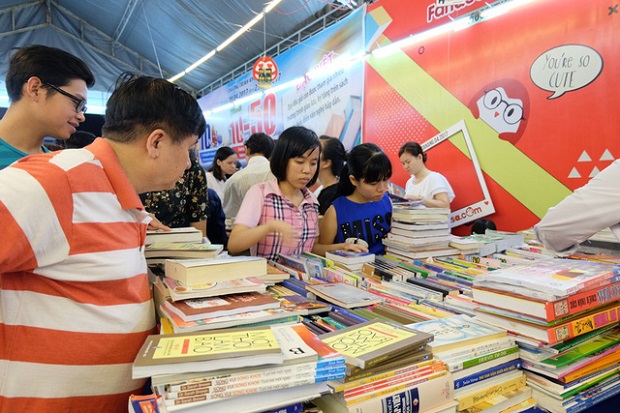 Local readers to the fair (Photo: dantri.com.vn)