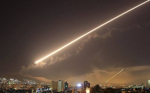 Bầu trời Syria rực sáng trong đêm bị Mỹ-Anh-Pháp tấn công. Ảnh: AP.