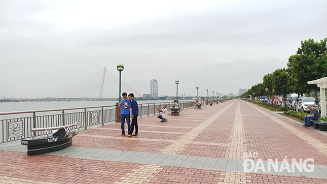 Theo UBND quận Hải Châu, khu vực chân cầu Rồng (đoạn đối diện Công viên APEC) dự kiến sẽ được quy hoạch thành Phố đi bộ và chợ đêm Đà Nẵng. Ảnh: KHÁNH HÒA