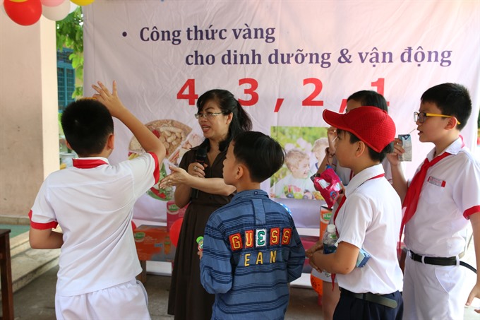 Primary school students play games, which teach them proper nutrition and physical activities on Education Day in Đà Nẵng. — Photo Courtesy of FrieslandCampina Việt Nam Read more at http://vietnamnews.vn/bizhub/426594/da-nang-organises-education-day-for-kids.html#p3z64earlJUbvD5h.99