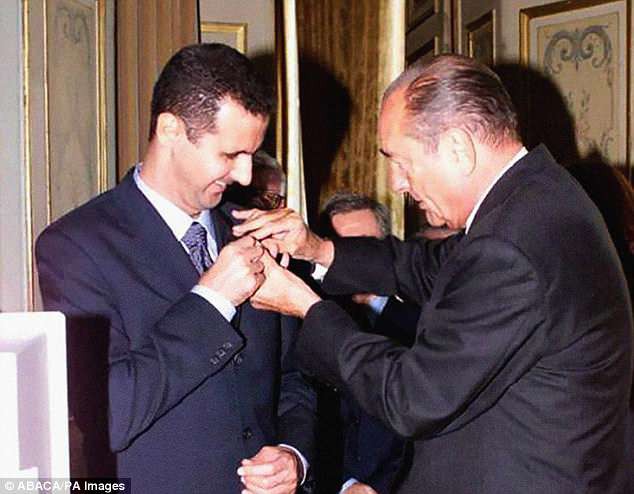 Cựu Tổng thống Pháp Jacques Chirac trao huân chương Bắc đẩu Bội tinh cho Tổng thống Syria Bashar al-Assad trong chuyến thăm tới Paris năm 2001 (Ảnh: PA)