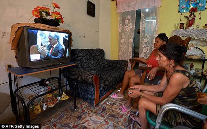 Người dân Cuba xem diễn biến của cuộc bỏ phiếu tại Quốc hội bầu Chủ tịch Cuba qua truyền hình. Ảnh: AFP/Getty.