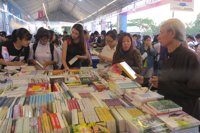 Việc tổ chức các hội sách, phiên chợ sách tạo điều kiện cho bạn đọc tiếp cận với văn hóa đọc.
