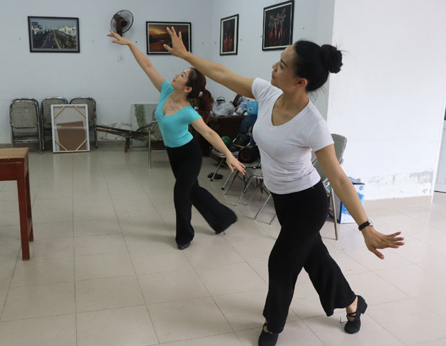 Biên đạo múa Kim Huệ và Lê Thị Hậu tập luyện tác phẩm múa “Thầy bói xem voi”.