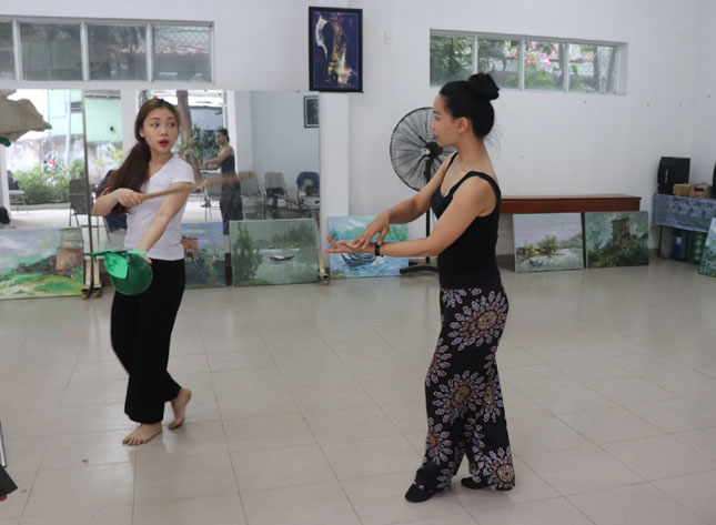 Biên đạo múa Lê Thị Hậu (phải) đang tập cho diễn viên tác phẩm múa “Cô du kích thôn Bưởi”. Ảnh: HÀ THU