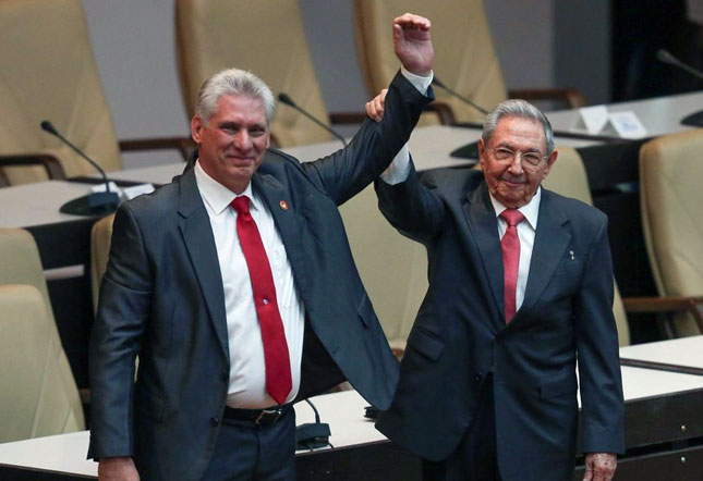 Ông Miguel Diaz-Canel (trái) và người tiền nhiệm Raul Castro.Ảnh: AFP