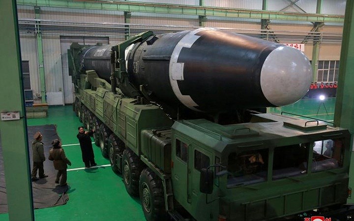 Nhà lãnh đạo Kim Jong-un thị sát tên lửa đạn đạo liên lục địa mới phát triển Hwasong-15 của Triều Tiên. Bức ảnh này được công bố ngày 30/11/2017, sau khi Triều Tiên tuyên bố thử thành công Hwasong-15.