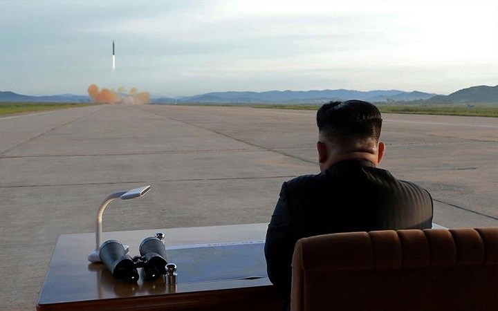 Ông Kim Jong-un theo dõi trực tiếp vụ phóng thử tên lửa Hwasong-12. Bức ảnh được KCNA công bố ngày 16/9/2017.