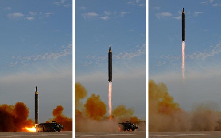 Vụ phóng thử tên lửa Hwasong-12 của Triều Tiên.