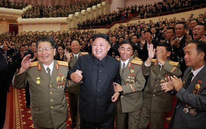 Nhà lãnh đạo Kim Jong-un cùng giới chức Triều Tiên trong lễ chúc mừng các nhà khoa học đã đóng góp vào thành công của vụ thử bom nhiệt hạch. Triều Tiên ngày 3/9/2017 tuyên bố thử bom nhiệt hạch, với “sức mạnh chưa từng có tiền lệ” và có thể đặt loại bom này lên tên lửa đạn đạo tầm xa. Đây là vụ thử hạt nhân thứ 6 và cũng là mạnh nhất của Triều Tiên.