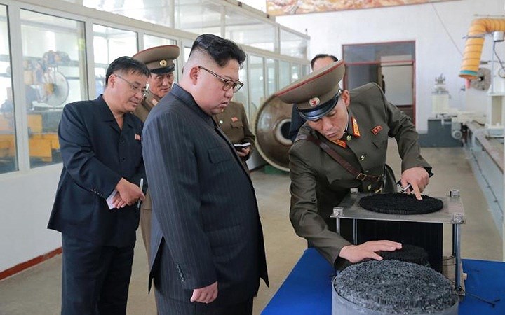 Tháng 8/2017, ông Kim Jong-un tới thăm Viện Vật liệu hóa học, thuộc Học viện Khoa học Quốc phòng của Triều Tiên.