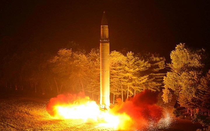 Tên lửa liên lục địa Hwasong-14 của Triều Tiên trong lần phóng thử thứ 2. Bức ảnh được công bố ngày 29/7/2017.