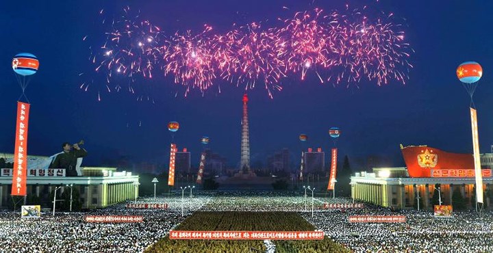 Lực lượng vũ trang và người dân Triều Tiên tập trung tại Quảng trường Kim Nhật Thành ở thủ đô Bình Nhưỡng để ăn mừng vụ phóng thử thành công Hwasong-14.
