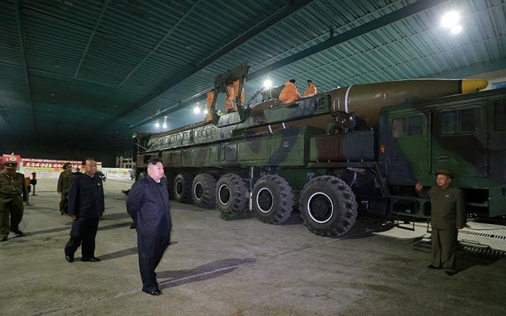 Chuyến thị sát và kiểm tra tên lửa Hwasong-14 của ông Kim Jong-un. Bức ảnh được công bố ngày 5/7/2017.